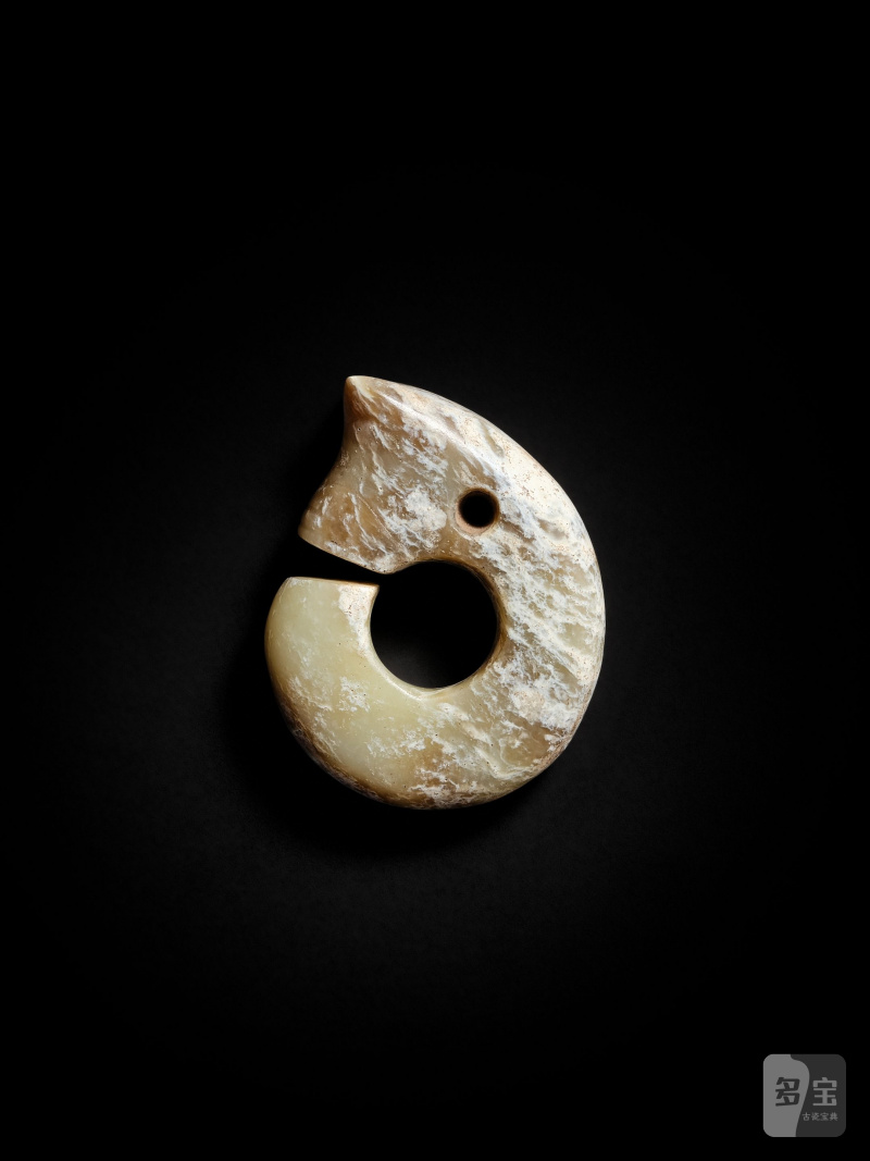 新石器時代　紅山文化　玉豬龍 | A PALE GREEN JADE PIG DRAGON - 图2